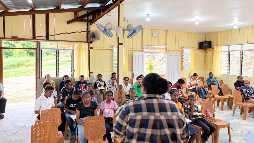 Anak-anak muda menyimak sesi Sharing Time Kakak Jeni Karay (Kajen) di GKI Kanaan Dumangkarai. Di antara deretan kursi dan Alkitab yang terbuka, perjumpaan ini menjadi ruang untuk berbagi pengalaman, saling menguatkan, dan bertumbuh dalam iman kepada Yesus Kristus.
