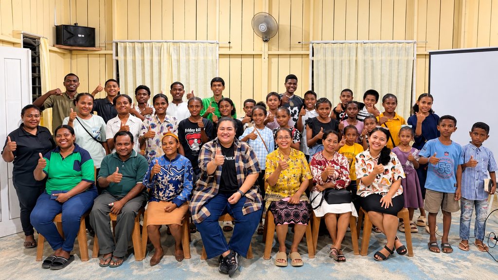Senyum lintas generasi dalam kebersamaan Sharing Time di GKI Kanaan Dumangkarai. Perjumpaan untuk berbagi dan bertumbuh dalam iman kepada Yesus Kristus, sekaligus merawat harapan bagi generasi masa depan Papua.
